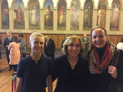 Christiane Loizides, Verena David und Stadtrtin Albina Nazarenus-Vetter freuen sich ber den gelungenen Auftakt zur Buchmesse im Kaisersaal