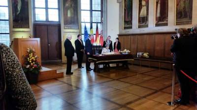 Knigin Mathilde beim Eintrag ins Goldene Buch. Neben ihr stehen Knig Philippe und Oberbrgermeister Feldmann mit Gattin, neben dem Knig Stadtverordnetenvorstehr Siegler