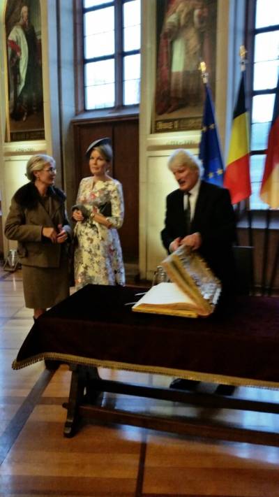 Protokollchef Voss schliet nach erfolgter Eintragung des belgischen Knigspaares das Goldene Buch wieder. Im Kaisersaal wird applaudiert