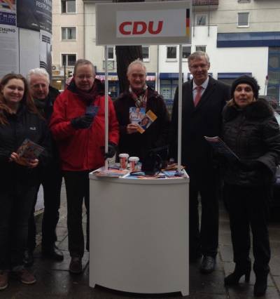 Der Infostand der CDU Dornbusch whrend des Kommunalwahlkampfes im Mrz 2016. V.r: Christiane Loizides, Vorsitzende der CDU Dornbusch, Dr. Ralf-Norbert Bartelt MdL, CDU-Fraktionsvorsitzender Michael zu Lwenstein, Ortsvorsteher Friedrich Hesse, Hans W. Wittmann und Anita Akmadza