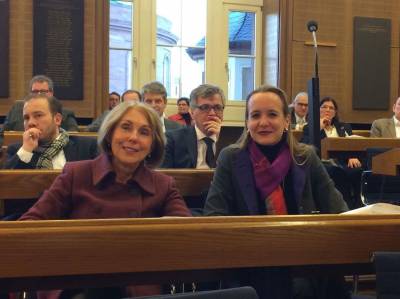 Plenarsitzung am 26.01.2017: Die Stadtverordneten Christiane Loizides und Verena David lauschen den Ausfhrungen zum Thema Incentives fr den Einsatz leiserer Flugzeuge, Rabattierung der Landegebhren am Frankfurter Flughafen. Loizides wird anschlieend Stellung fr die CDU-Fraktion beziehen.