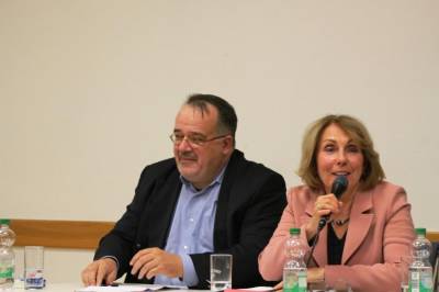 Politiktalk mit Politikern aus Bund, Land und Stadt Frankfurt bei der CDU Dornbusch am 12.09.2017. Hier im Bild (v.l.): Prof. Dr. Matthias Zimmer MdB mit der Stadtverordneten Christiane Loizides