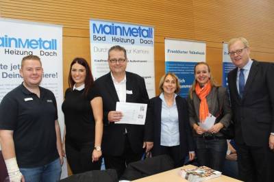 Chriane Loizides und Verena David auf der Frankfurter Ausbildungsmesse im Feuerwehrzentrum am Marbachweg am 29.September 2017