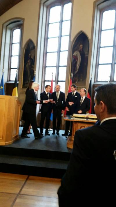 Der Franzsische Prsident 
Emmanuel Macron trgt sich im Rmer in das Goldene Buch ein. 