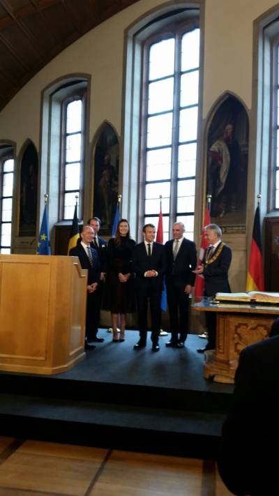 Nach dem Eintrag ins Goldene Buch der Stadt Frankfurt im Kaisersaal plaudert Prsident Emmanuel Macron mit dem Kronprinzenpaar von Luxemburg. 