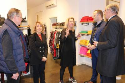 Landtagswahlkampfuntersttzung fr Dr. med. Ralf-Norbert Bartelt durch Bundesgesundheitsminister Jens Spahn: Rundgang durch Geschfte im Dornbusch am 24.10.2018 mit viel Prominenz