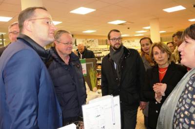 Landtagswahlkampfuntersttzung fr Dr. med. Ralf-Norbert Bartelt durch Bundesgesundheitsminister Jens Spahn: Rundgang durch Geschfte im Dornbusch am 24.10.2018 mit viel Prominenz