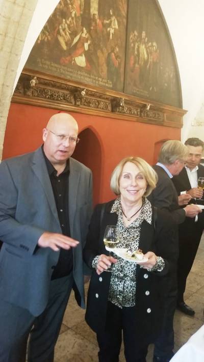 Gastfreundschaft des Brgermeisters beim Gedankenaustausch

