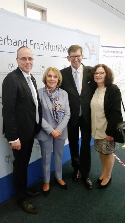 Feier zum 60. Geburtstag des Direktors des Regionalverbands
Frankfurt RheinMain mit Innenminister Beuth, der im Namen des Ministerprsidenten gratuliert.