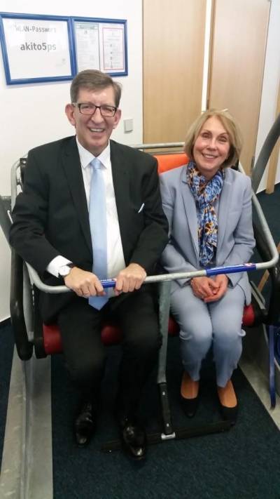 Geburtstagsfeier von
Verbandsdirektor Horn:
Thomas Horn und Christiane Loizides, Prsidiumsmitglied der
Regionalversammlung Sdhessen, testen das 