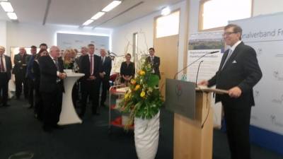 Geburtstagsfeier von
Verbandsdirektor Horn:
Mit einer launigen Rede bedankt sich Thomas Horn bei den zahlreich
erschienen Gsten aus Stadt und Land, die wunschgem an die
Bahnhofsmission im nahen Frankfurter Hauptbahnhof gespendet hatten.