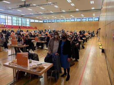 Die vormalige und neue Vorsitzende Christiane Loizides und Evangelia Georgalis der CDU Dornbusch vor den Delegierten ihres Stadtbezirksverbands