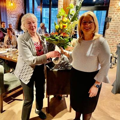 Blumenstrau und Gratulation zum 27-jhrigen Dienstjubilium der Stadtbezirksvorsteherin Hildegard Schneider-Hosang
