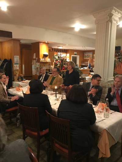 Christiane Loizides, Vorsitzende der CDU Dornbusch, bei der Begrung der zahlreichen Gste des diesjhrigen Neujahrsempfangs der CDU Dornbusch. Rechts neben ihr: Staatsminister Boris Rhein MdL mit Dr. Bernd Heidenreich; links neben ihr: Prof. Dr. Matthias Zimmer MdB und Dr. Ralf-Norbert Bartelt MdL  