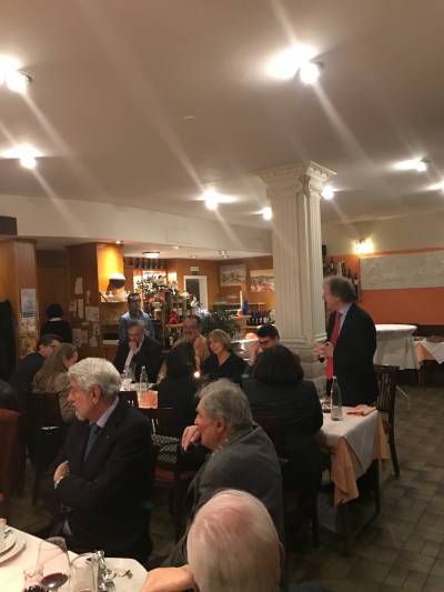 Dr. Bernd Heidenreich (rechts im Bild), Vorsitzender der CDU Ginnheim, whrend seines Gruwortes. 