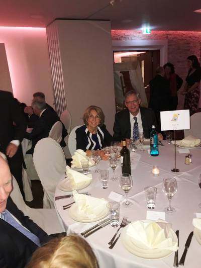 Neujahrsempfang des griechischen Akademikervereins Frankfurt e.V. am 21.Januar 2017 im Restaurant Blau Gelb im Ginnheimer Wldchen: Christiane Loizides, Vorsitzende der CDU Dornbusch, mit Dr. Ralf-Norbert Bartelt MdL. Links vorne im Bild: Uwe Becker, Brgermeister der Stadt Frankfurt am Main und Kreisvorsitzender der Frankfurter CDU. 