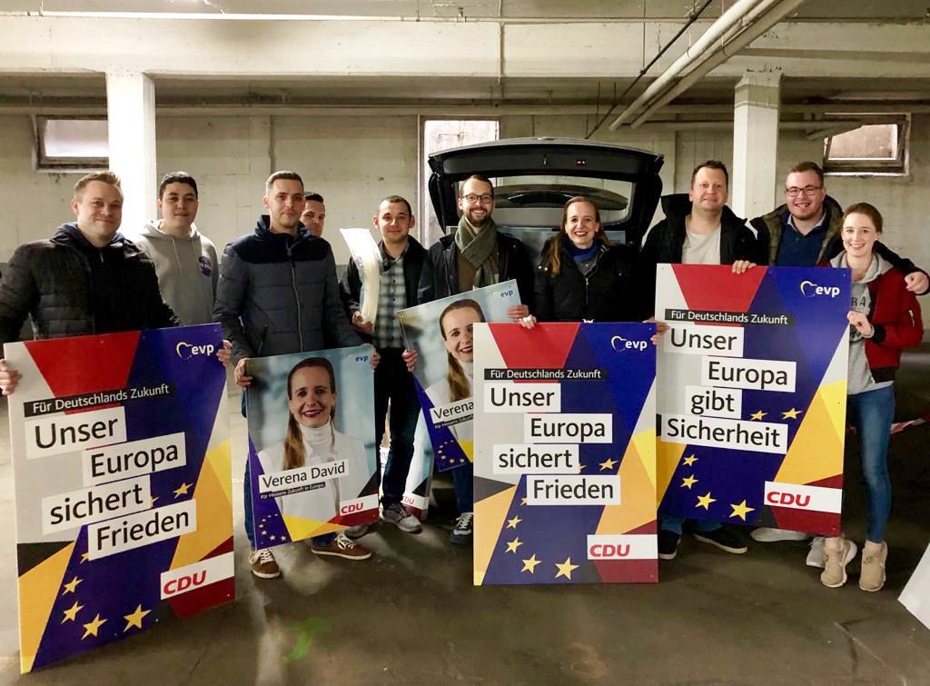 In der Bildmitte : (v.r.) CDU-Europakandidatin Verena David mit Jan Schneider, Kreisvorsitzender der Frankfurter CDU. Rechts im Bild: Ann-Kristin Mller, CDU-Kreisgeschftsfhrerin 